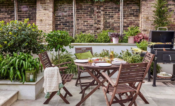 Taman dengan area barbekyu atau panggangan